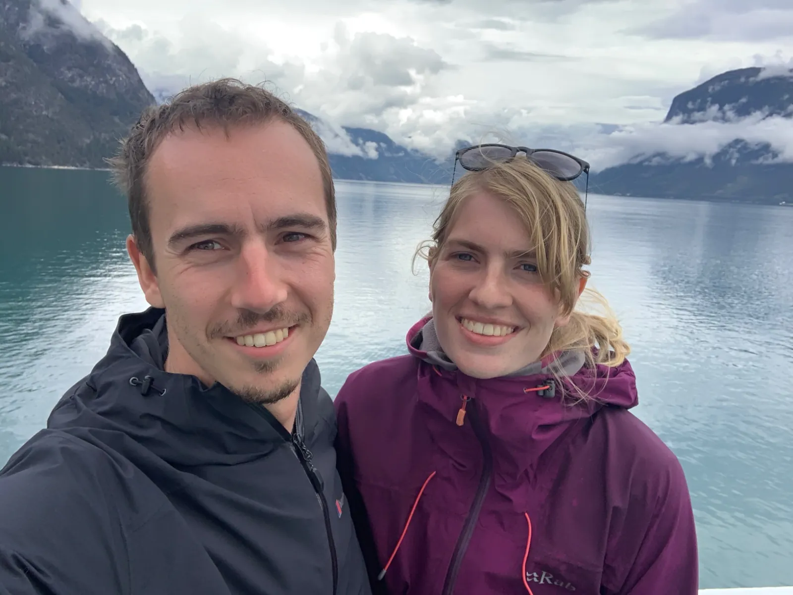Jordi en Esmée samen op de foto bij een bergmeer