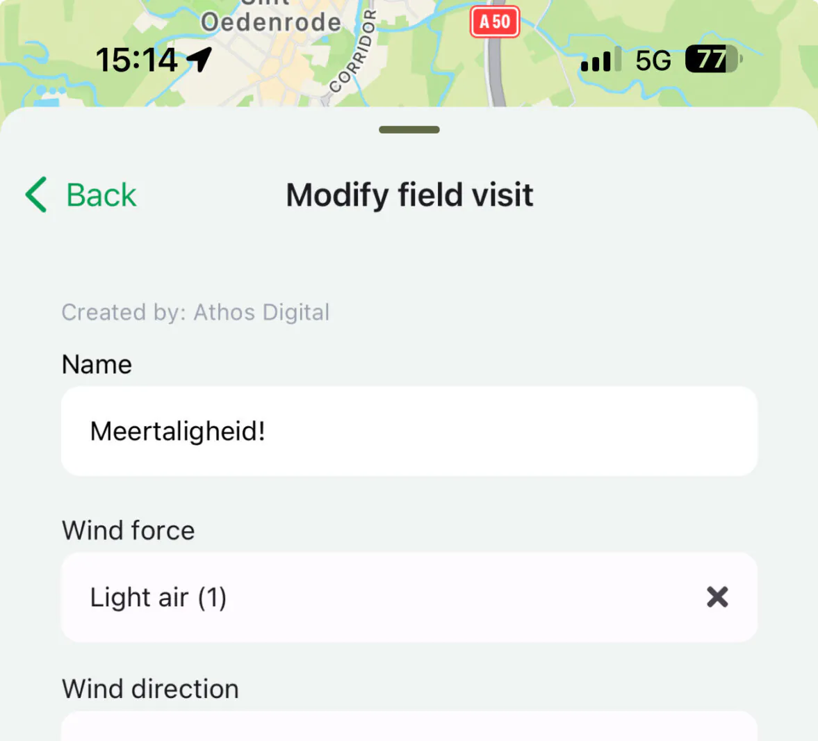 Het scherm Modify field visit: de app in het Engels op een telefoon die niet op Nederlands staat