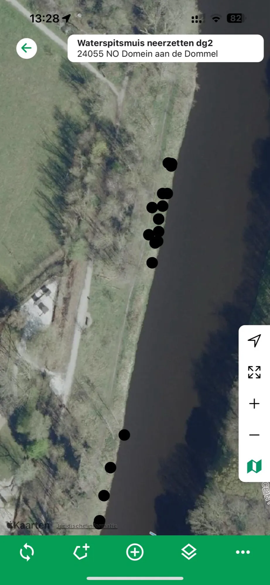 De vallen als zwarte stippen op de luchtfoto langs de Dommel