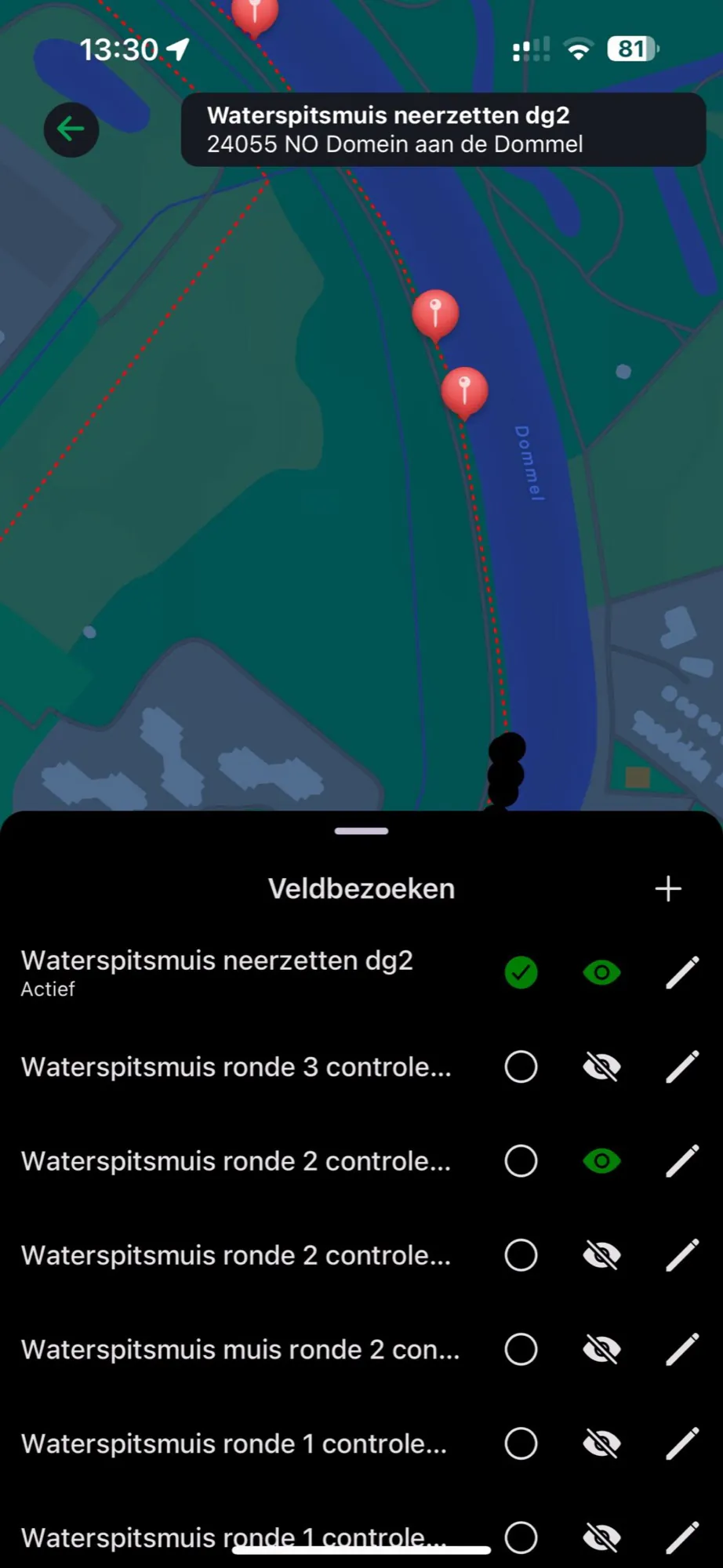 De lijst met veldbezoeken in de donkere modus, met per controleronde een eigen bezoek