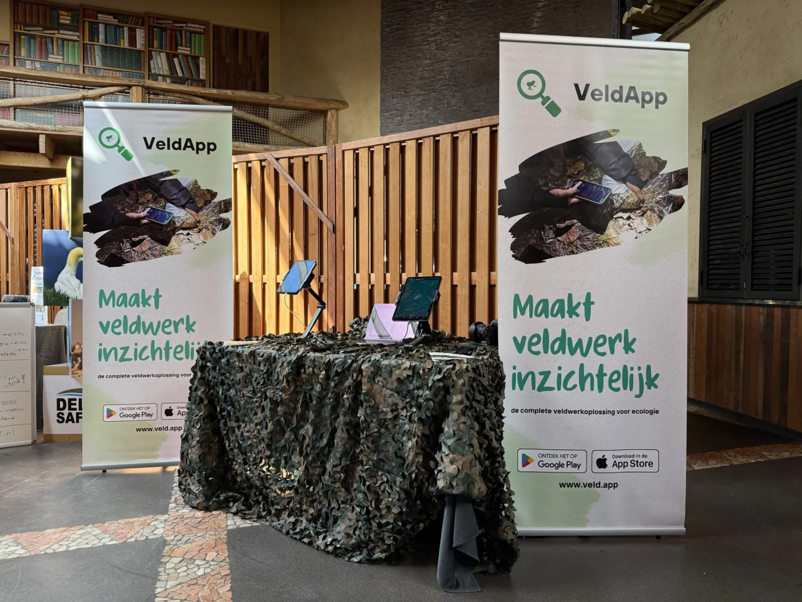 De VeldApp-stand op Zoogdierendag, met twee banners met de tekst Maakt veldwerk inzichtelijk