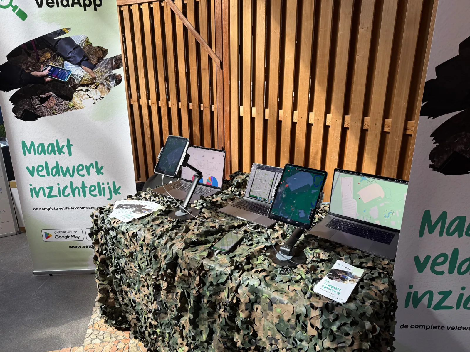De standtafel met laptops en tablets waarop VeldApp draait