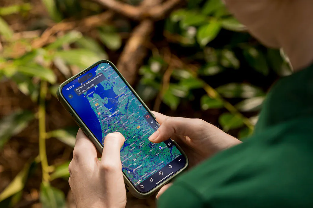 Ecoloog tikt een waarneming aan op de kaart in VeldApp