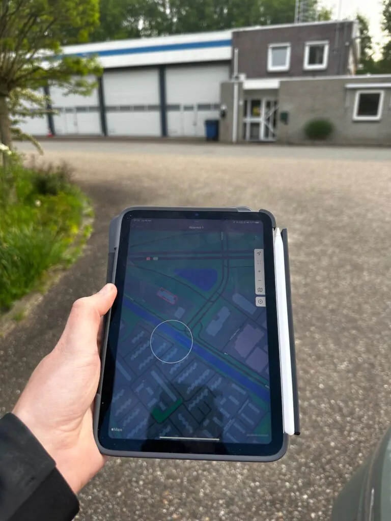 VeldApp op een tablet in het veld, met een plangebied op de kaart