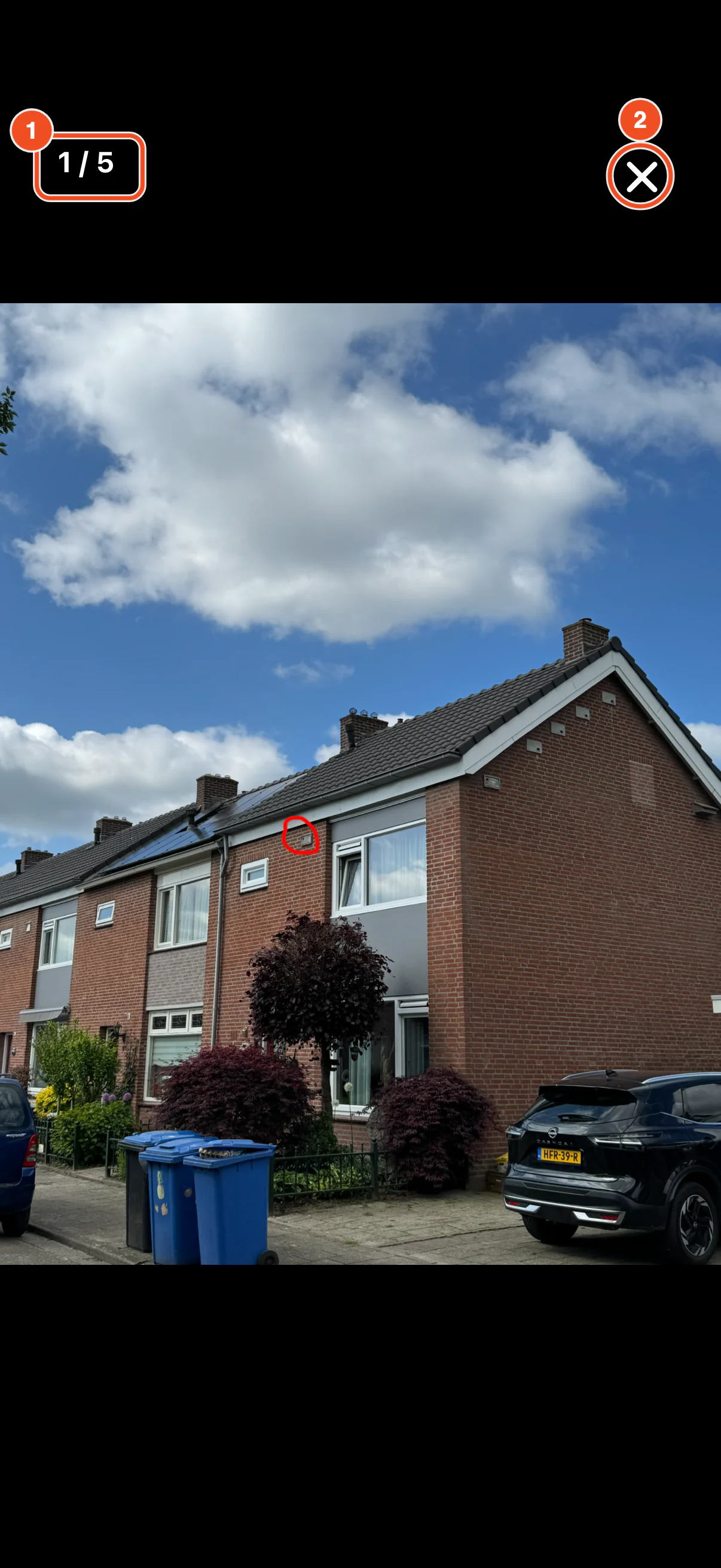 De foto op volledig scherm met linksboven de teller 1 van 5 en rechtsboven een kruisje