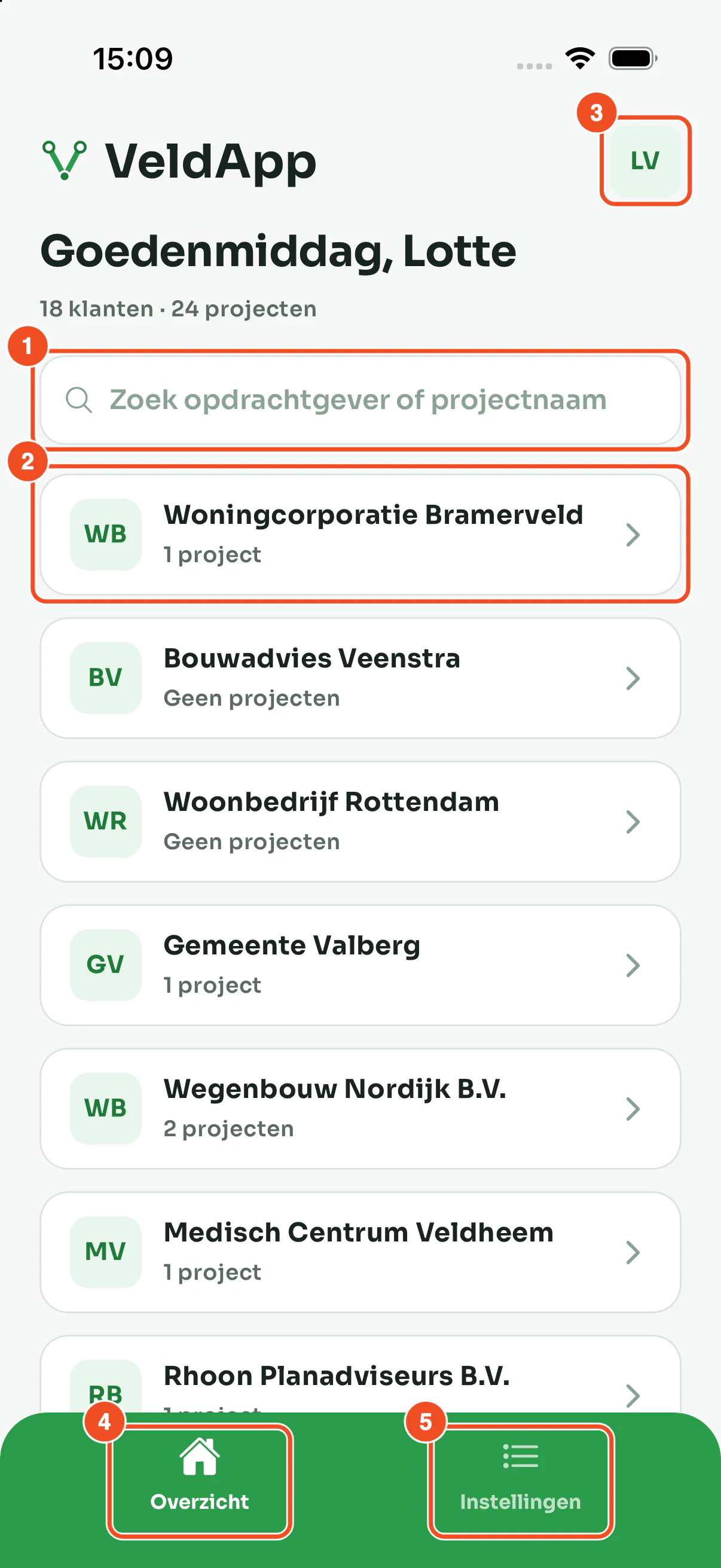 Het overzichtsscherm met de zoekbalk, de lijst met opdrachtgevers, je initialen rechtsboven en de tabbladen Overzicht en Instellingen onderin