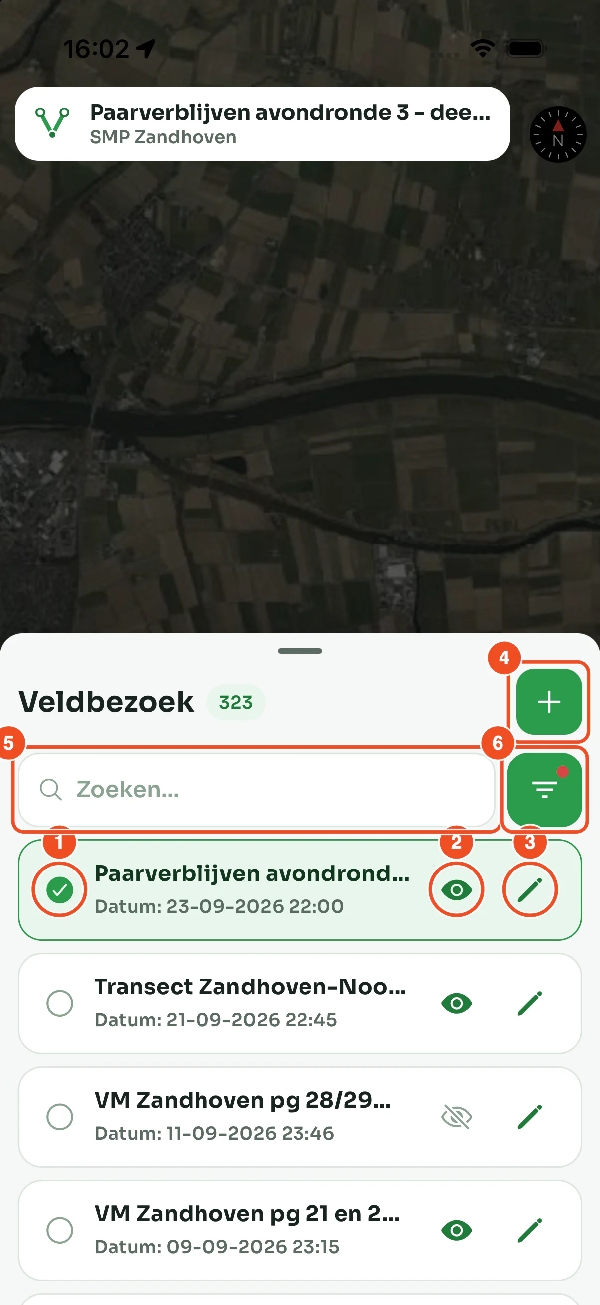 De lijst met veldbezoeken: het actieve bezoek met groen vinkje, het oog en het potlood per bezoek, en bovenin de plusknop, de zoekbalk en het filter