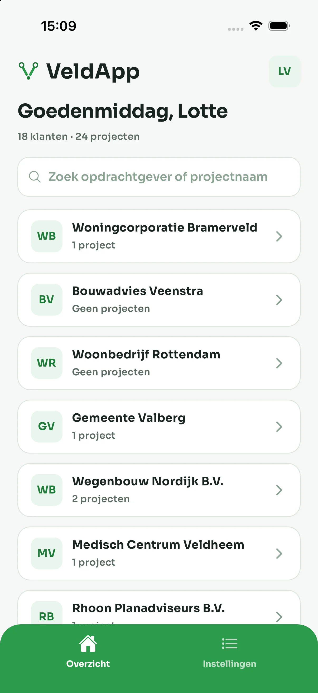 Het overzichtsscherm van de app: een begroeting met het aantal klanten en projecten, een zoekveld, de lijst met opdrachtgevers en onderin de tabs Overzicht en Instellingen