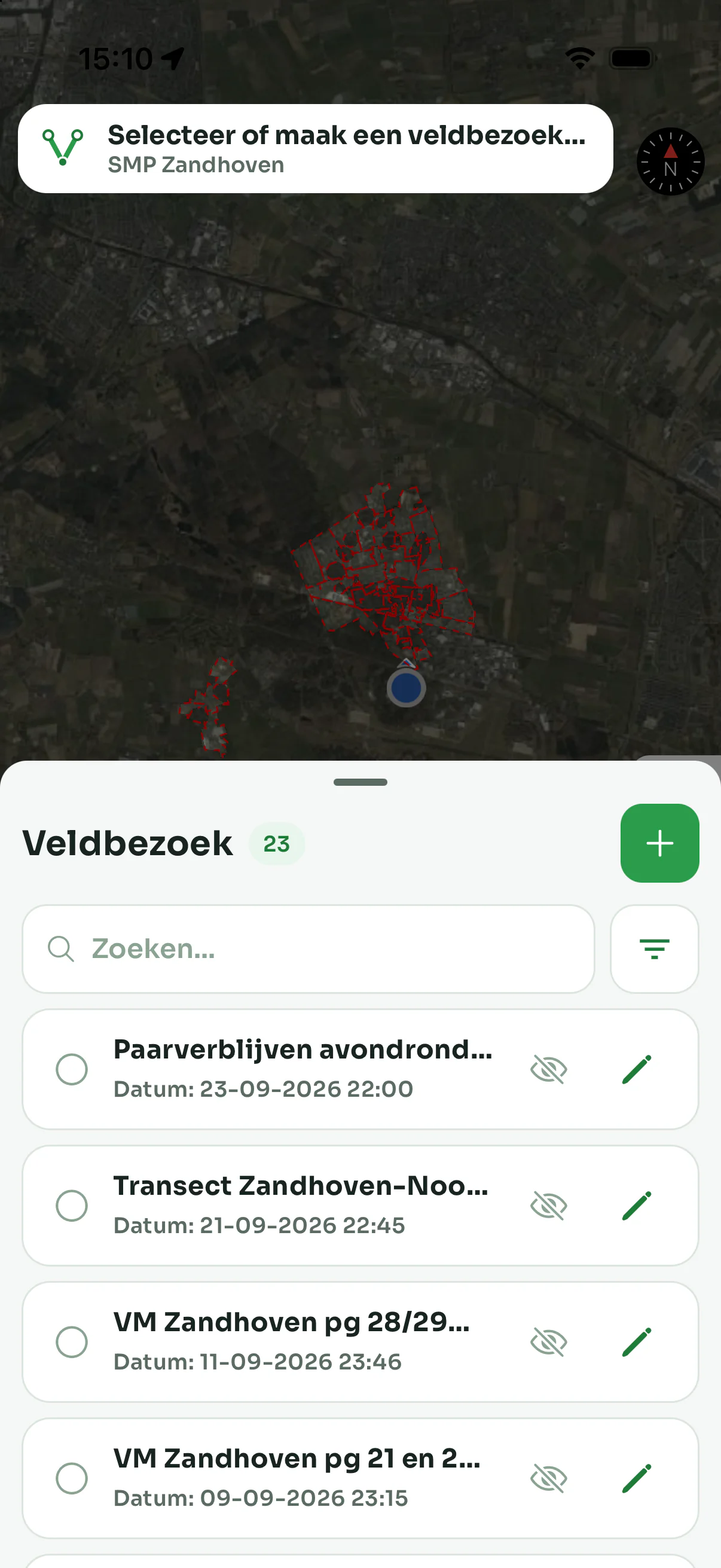De lijst met veldbezoeken van een project onder de kaart: per bezoek de datum, een oog-icoon om het op de kaart te tonen en een potlood om het te bewerken