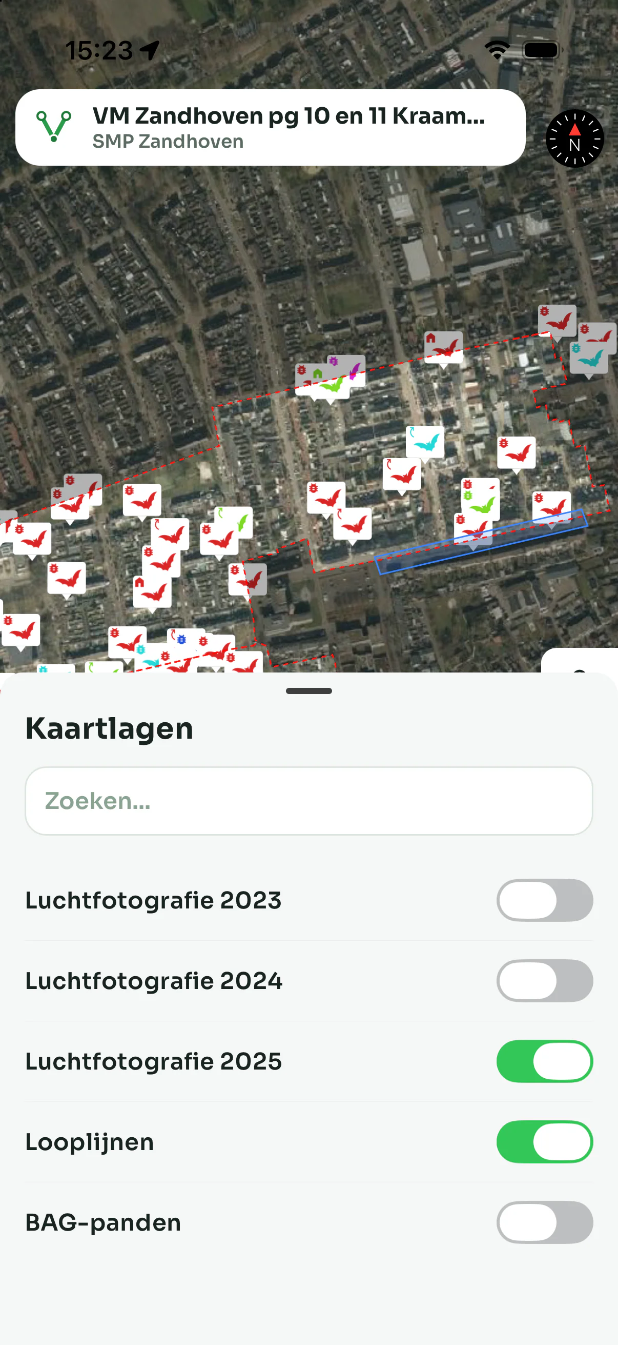 Het lagenpaneel in de app boven de luchtfoto: schakelaars voor luchtfoto 2023, 2024 en 2025, looplijnen en BAG-panden