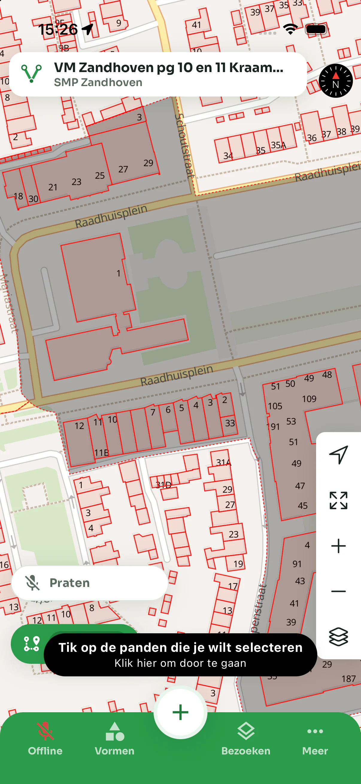 De pandenmodus in de app: de BAG-panden van een straat met een rode omtrek op de kaart, en de aanwijzing Tik op de panden die je wilt selecteren