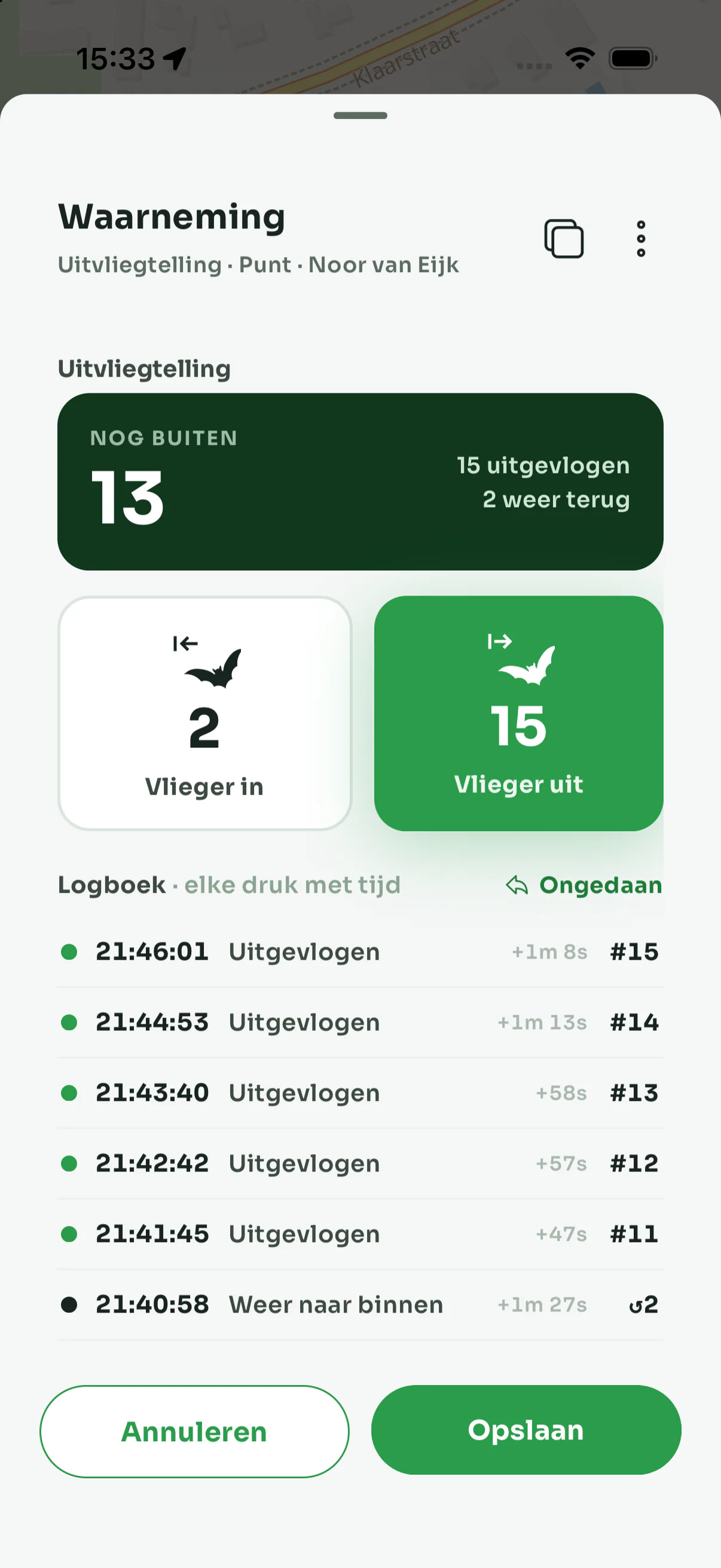 Het telveld voor een uitvliegtelling: dertien nog buiten, de knoppen vlieger in en vlieger uit, en het logboek met een tijdstip per druk