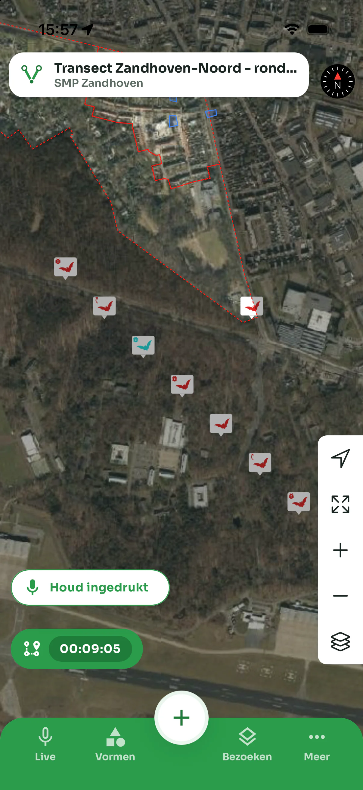 De kaart in de app tijdens een transect: vleermuisiconen op de luchtfoto binnen de rode begrenzing van het plangebied, de knop van het spraakkanaal en de timer van de routetracking