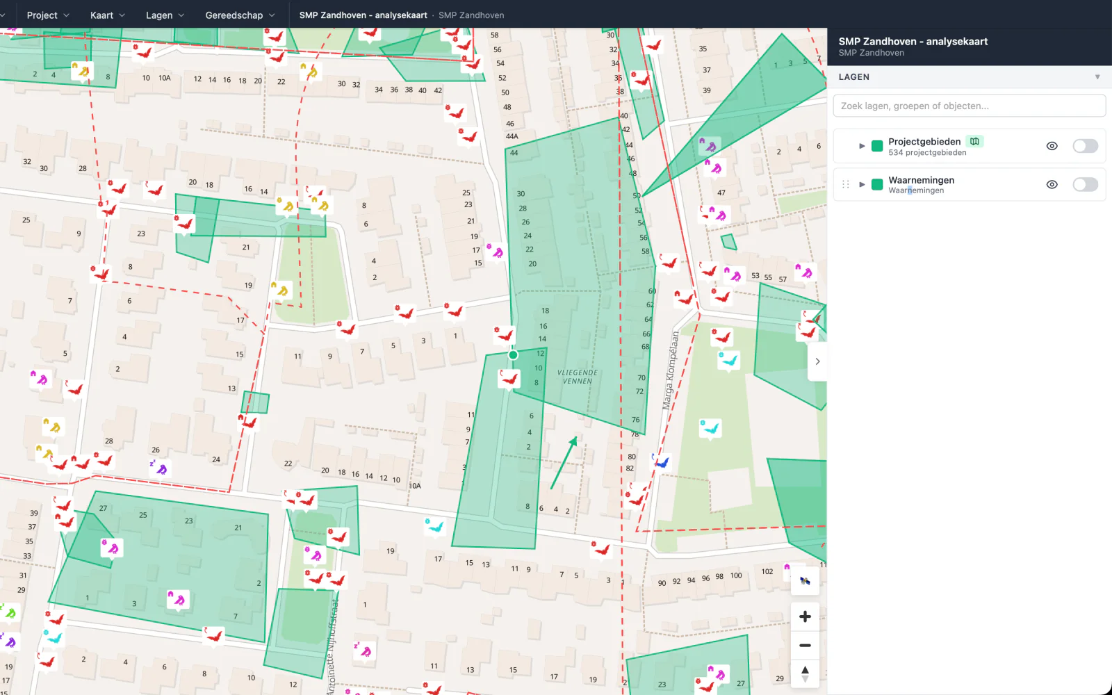 Kaartstudio in de browser: de stratenkaart van een SMP-gebied met groene projectgebieden, vleermuiswaarnemingen als gekleurde iconen en rechts het lagenpaneel